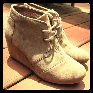 Size 7 TOMS beige tan suede lace up wedges